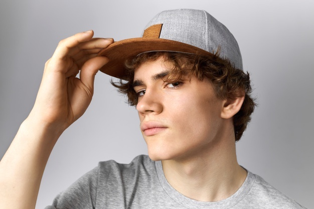 How to wear hat with short curly hair